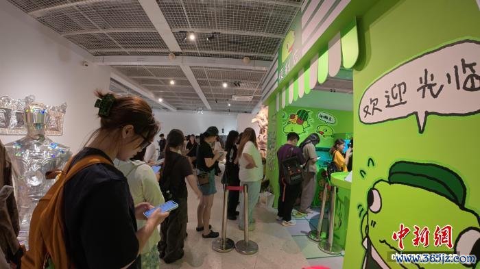 6月5日,旅客在“吉蛙便利店”门口列队不雅展。 林波 摄